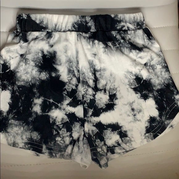 Great and white tie die shorts with Waist tie - Picture 4 of 4